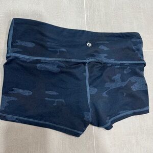 Lululemon Boogie Short Blue Camo Booty Short RARE Size 6